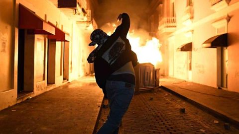 Un zafacón se quema en una de las calles del Viejo San Juan.