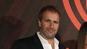 Gaby Espino posa junto a los productores