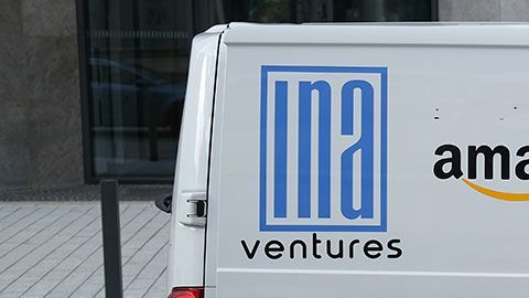 La mujer no contaba con que su empleo en Amazon terminaría delatándola.