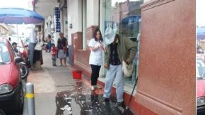 Aseguran que la mujer arrojó el agua a propósito.