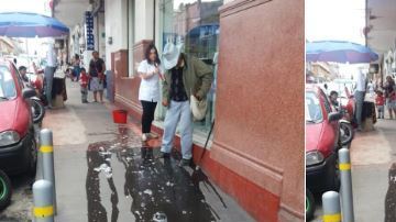 Aseguran que la mujer arrojó el agua a propósito.
