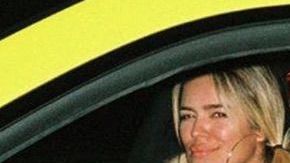 Anuel AA en uno de sus autos con su pareja sentimental Karol G.