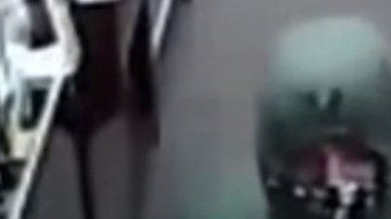 Ladrón roba a punta de pistola y luego regresa el dinero.