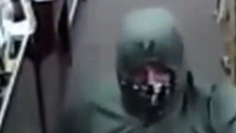 Ladrón roba a punta de pistola y luego regresa el dinero.