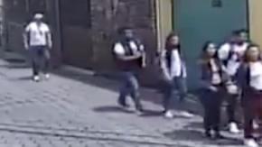 Dos sujetos los acorralan.