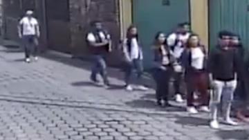 Dos sujetos los acorralan.