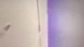 El momento en que la mujer lo golpea.