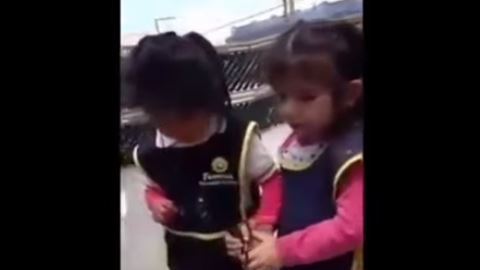 La pequeña aseguró que está ahí para ayudar a la otra.