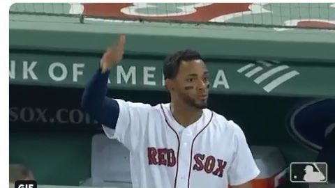 El caribeño Xander "Bogie" Bogaerts celebrando su segundo jonrón