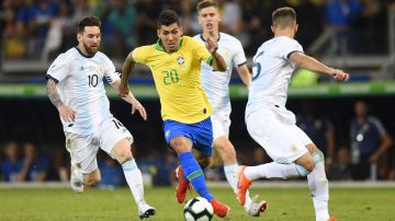 BELO HORIZONTE, BRAZIL-  Roberto Firmino controla el balón en una acción frente a Argentina en la Copa América 2019.