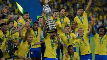 La selección de Brasil celebra el campeonato de la Copa América en el Estadio Maracaná, luego de derrotar 3-1 a Perú en la final.