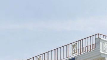 Cabeza humana fuera de templo de iglesia de la luz del mundo