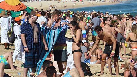 Miles de turistas estadounidenses, la mayoría jovenes, disfrutan las playas mexicanas a pesar de "mala fama".