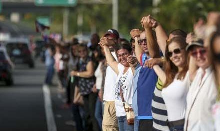Unos 34 pueblos costeros se unieron a la cadena humana.