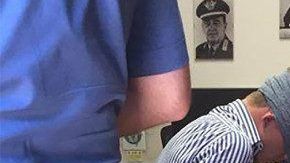Gabriel Natale Hjorth de 18 años en una foto infiltrada en la cual se muestra esposado y con los ojos vendados