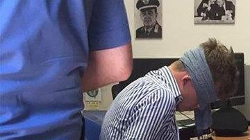 Gabriel Natale Hjorth de 18 años en una foto infiltrada en la cual se muestra esposado y con los ojos vendados