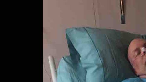 Jim Campbell en el hospital en Ecuador.