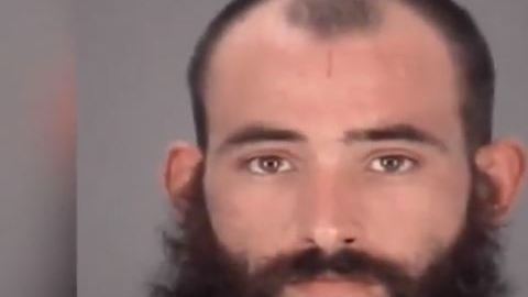 El hombre enfureció porque su novia no compró lo que él quería comer.