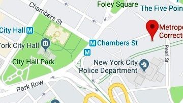 Son vecinos en el Centro Correccional Metropolitano, en el Bajo Manhattan