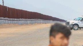 Miles de niños cuyos padres fueron detenidos o que llegaron al país sin el acompañamiento de un adulto se ven obligados a vivir sin la presencia de sus progenitores.