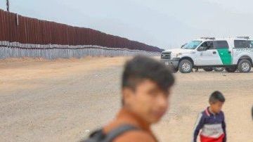 Miles de niños cuyos padres fueron detenidos o que llegaron al país sin el acompañamiento de un adulto se ven obligados a vivir sin la presencia de sus progenitores.