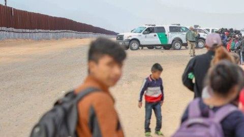 Miles de niños cuyos padres fueron detenidos o que llegaron al país sin el acompañamiento de un adulto se ven obligados a vivir sin la presencia de sus progenitores.