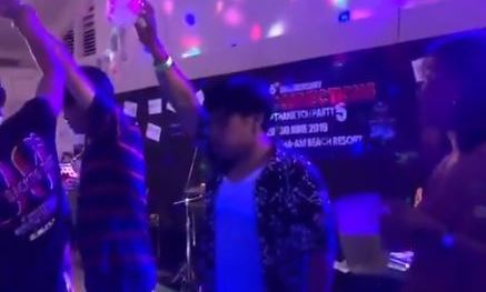 El hombre se desplomó en cuanto terminó su cerveza.