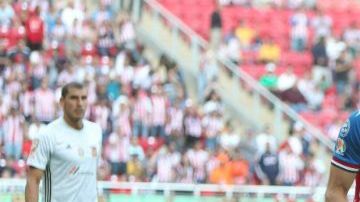 Chivas le pegó al campeón en la sorpresa de la jornada.