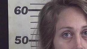 Erica Cole, arrestada por dispararle a su esposo cuando intentaba a agredir a otra persona.