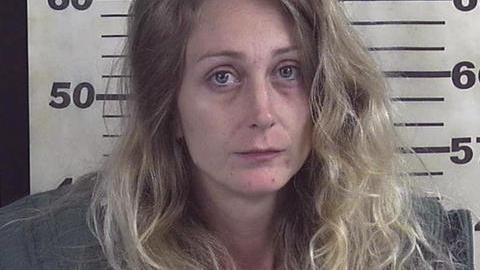 Erica Cole, arrestada por dispararle a su esposo cuando intentaba a agredir a otra persona.