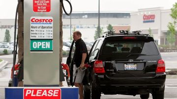 El candidato a alcalde y empresario Willie Wilson anunció el mes pasado que donaría $2 millones en gasolina y alimentos para ayudar con el aumento de los precios.