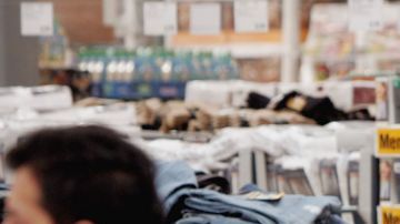 La tienda vende grandes marcas como Calvin Klein, Birkenstock y Tommy Hilfiger, a bajos precios.