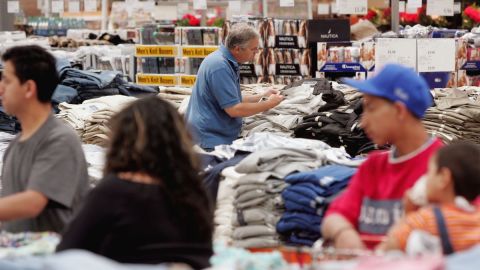 La tienda vende grandes marcas como Calvin Klein, Birkenstock y Tommy Hilfiger, a bajos precios.