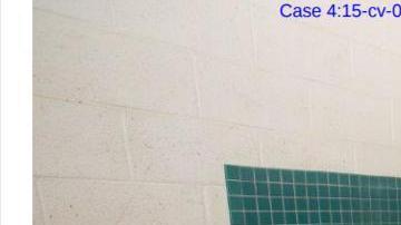 Los baños de los centros de detención.