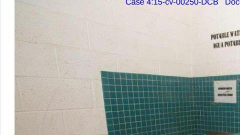 Los baños de los centros de detención.