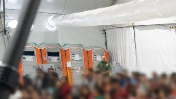 El vicepresidente Mike Pence visitó este viernes dos centros de detención.