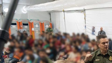 El vicepresidente Mike Pence visitó este viernes dos centros de detención.