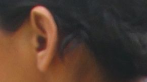 UIna manifestante contra la separación de familias en el Capitolio de Washington sujetando una foto de uno de los niños que han muerto bajo la custodia de CBP.