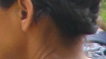 UIna manifestante contra la separación de familias en el Capitolio de Washington sujetando una foto de uno de los niños que han muerto bajo la custodia de CBP.