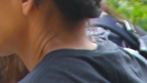 UIna manifestante contra la separación de familias en el Capitolio de Washington sujetando una foto de uno de los niños que han muerto bajo la custodia de CBP.