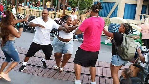 La Policía de Anaheim comunicó que todas las personas involucradas hacen parte de la misma familia.