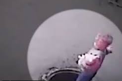 Imágenes de una niña cayendo por una alcantarilla.