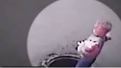 Imágenes de una niña cayendo por una alcantarilla.