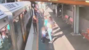 El hueco entre el andén y el tren es peligroso, especialmente para los más pequeños.