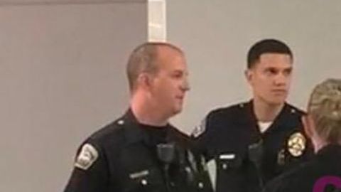 Juan Rivera con la policía