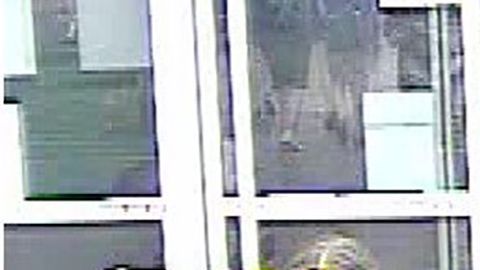 Grace Brown al entrar al Walmart.