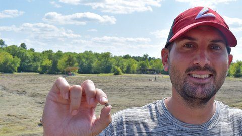 El maestro guardó la piedra en una bolsa junto con otras rocas que recolectó.