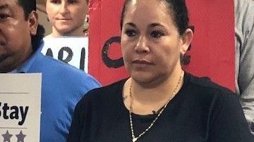 Edith Espinal, al centro