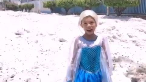 La pequeñita estaba muy feliz de ser "Elsa" por un día.