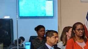 El alcalde de Los Ángeles, Eric Garcetti, durante la conferencia de prensa de este lunes.